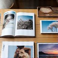 Mesa com portfólios de fotografia
